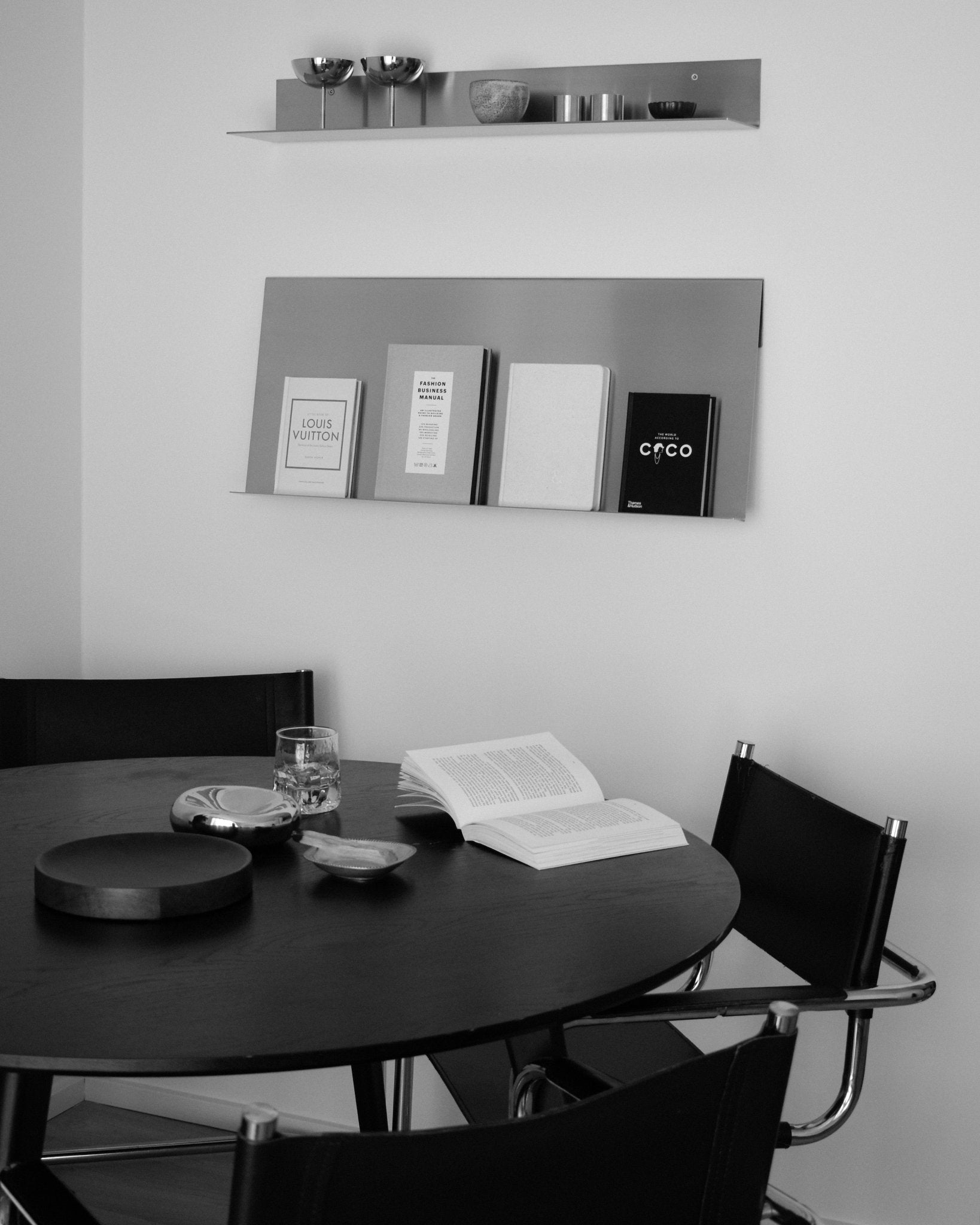 STAHLREGAL SKAGEN & ZEITSCHRIFTENHALTER BODØ – SET – Acier Studio